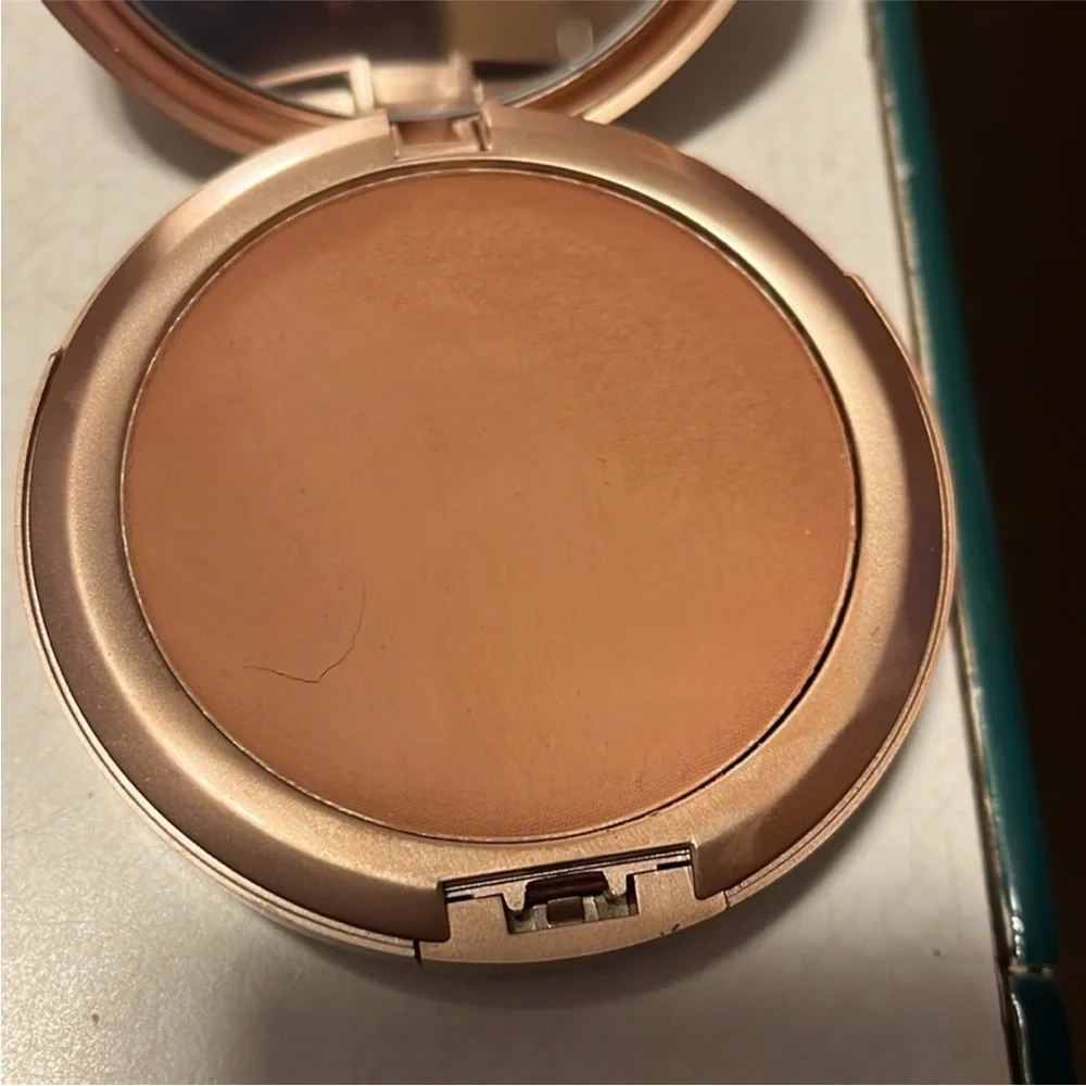 Mally poreless face defender Compact